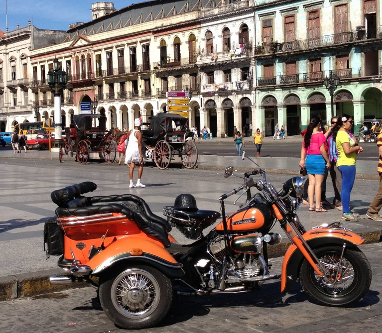 キューバのバイクタクシー（高級車）